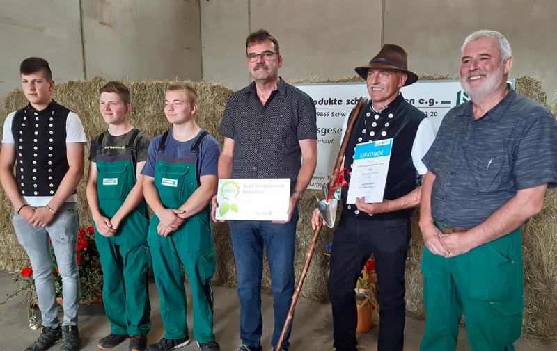 Stolz auf die Auszeichnung zum besten Ausbildungsbetrieb 2021 (v.l.): Maurin Mähler, Schäfer 2. Lehrjahr/ Philipp Heyn, Landwirt 1. Lehrjahr/ Fabian Fuhrmann, Landwirt 2. Lehrjahr/ Vorstandsvorsitzender Thomas Spittel/ Gerd Steuding und Gunar Steuding, verantwortlich für die Lehrausbildung der Schäferinnen und Schäfer sowie der Landwirtinnen und Landwirte