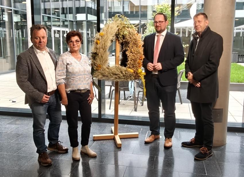 Übergabe der Erntekrone an den Landtagspräsidenten