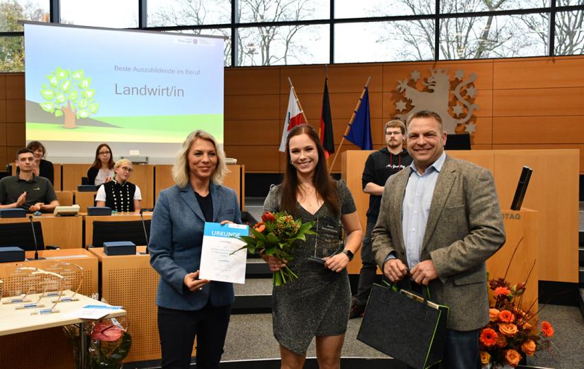 Auszeichnung im Plenarsaal: (v.l.): Susanna Karawanskiy, Lucy Neef, Dirk Reichelt