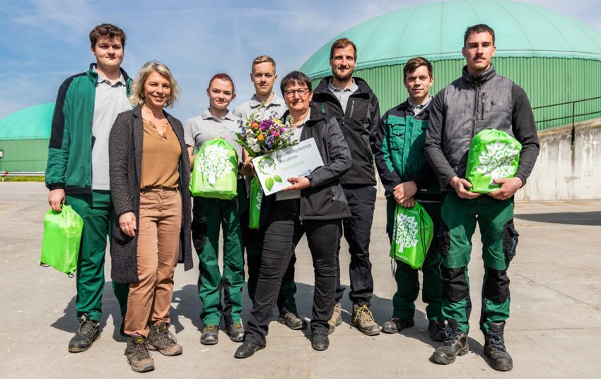 Geschäftsführerin Katrin Löhle (5.v.l.) und Landwirtschaftsministerin Susanna Karawanskij (2.v.l.) mit den Auszubildenden des Betriebes