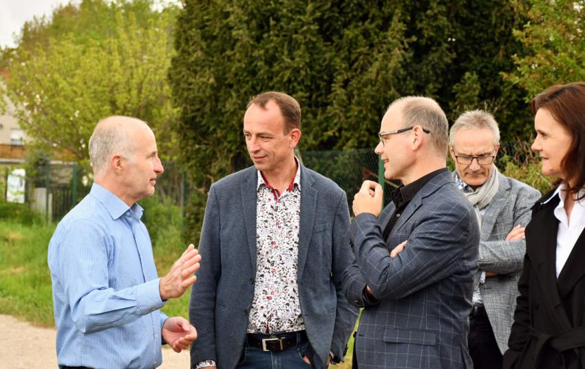 Dr. Wolfgang Peter (l.) diskutiert Thomas Lettau (2.v.l.), Staatssekretär Torsten Weil (3.v.l.) und Landrätin Antje Hochwind-Schneider Widrigkeiten bei der digitalen Antragsstellung.