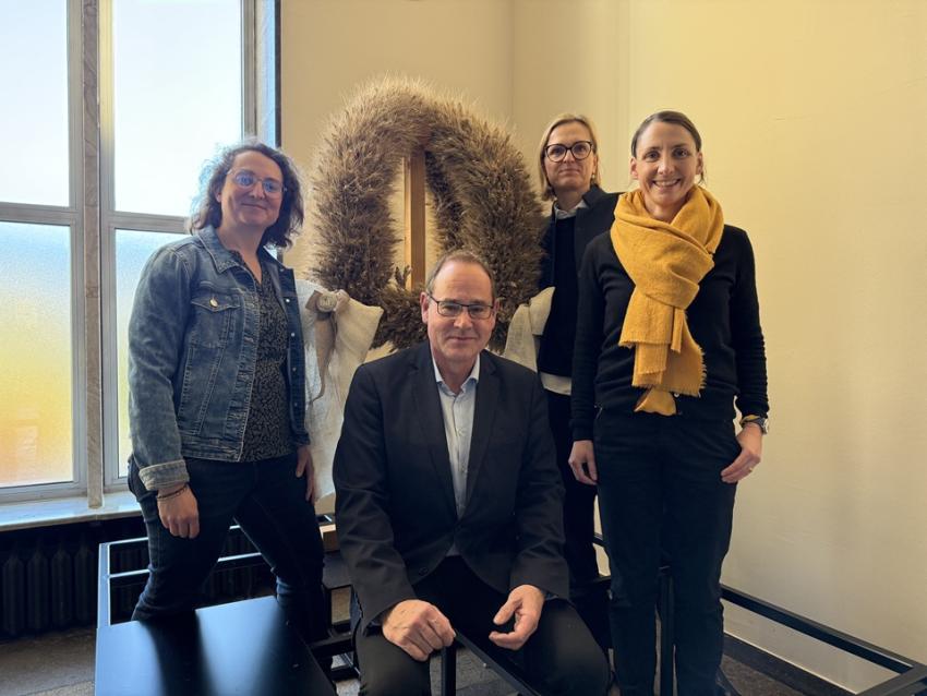 Übergabe der Erntekrone an Umweltminister Tilo Kummer