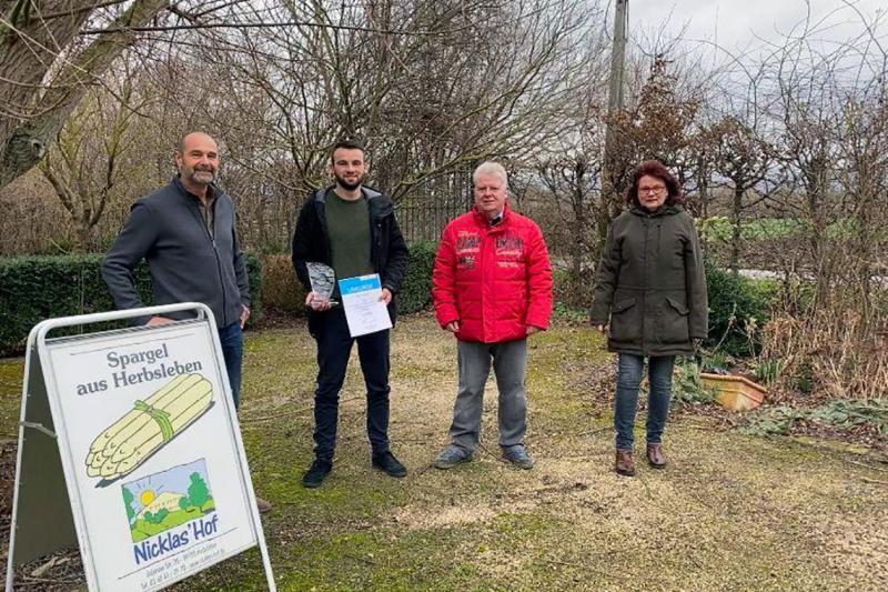 v.l.: Peter Setz- Nicklas Ausbilder, Julius Nicklas bester Landwirt 2021, Andreas Fernekorn KBV Unstrut-Hainich e.V., Silvia Diekmann Ausbildungsberaterin TLLLR